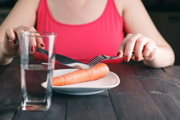 Donna dispiaciuta mantenere una dieta rigorosa e mangiare verdure — Foto Stock