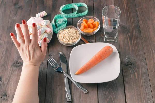 Doces de escolha de dieta ou cenoura — Fotografia de Stock