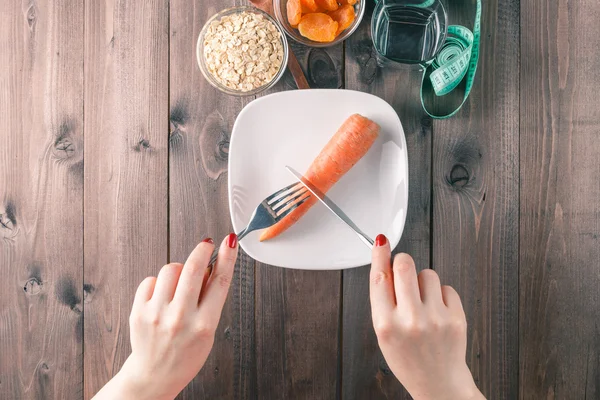 Carottes sur panneau de table en bois — Photo