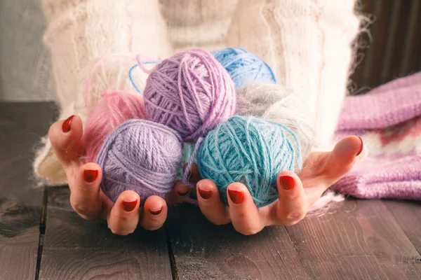 Mani con un gomitolo di filato — Foto Stock