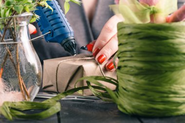 Araçları ve süslemeleri ile sarılmış Homemade sunar