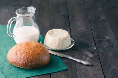 Taze beyaz peynir süt ve ekmek