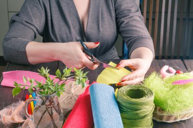 el yapımı kart Scrapbooking ve bir masanın üzerinde yatan araçları