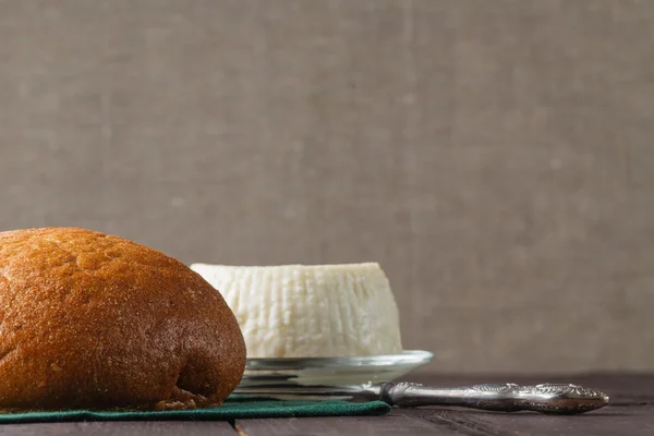Свежий белый сыр и хлеб . — стоковое фото