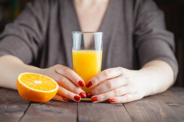 kadın el bardak portakal suyu tutarak
