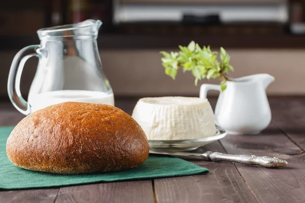 Formaggio feta fresco con latte e pane — Foto Stock