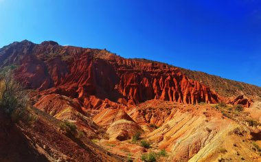 Issyk-Kul kırmızı dağlar