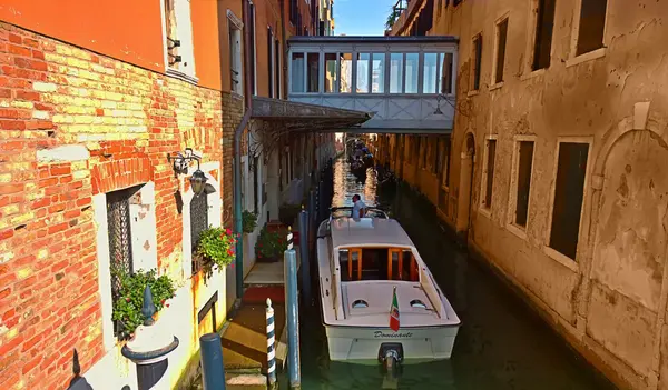 Italy.Walk through the streets and canals of Venice — Stock Photo, Image