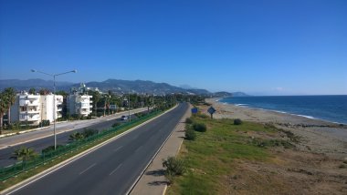 Deniz boyunca uzanan yol.