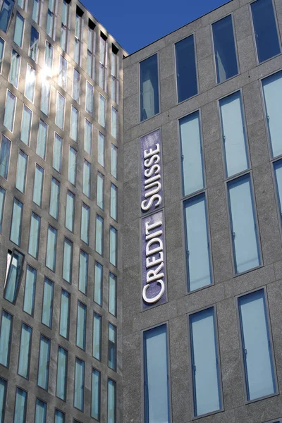 チューリッヒのオフィスビルの入り口にスイスの銀行クレディスイスのロゴエリコン 写真は2021年4月20日スイス チューリッヒ — ストック写真