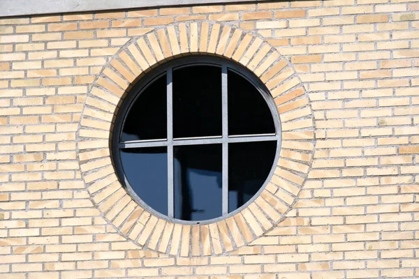 Круглий Віконце Оточений Фасадом Цегляної Стіни Photo Taken April 20Th — стокове фото