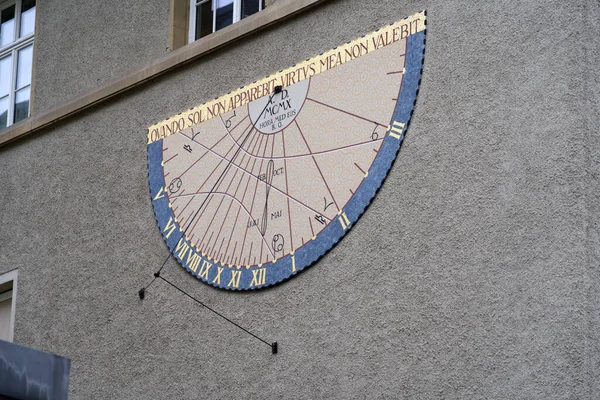 Sun Dial Golden Numbers Wall Business Building City Zurich Switzerland — Stock Photo, Image
