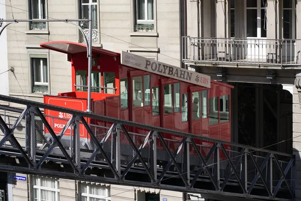 红色缆车Polybahn在春天 2021年5月26日 瑞士苏黎世 — 图库照片