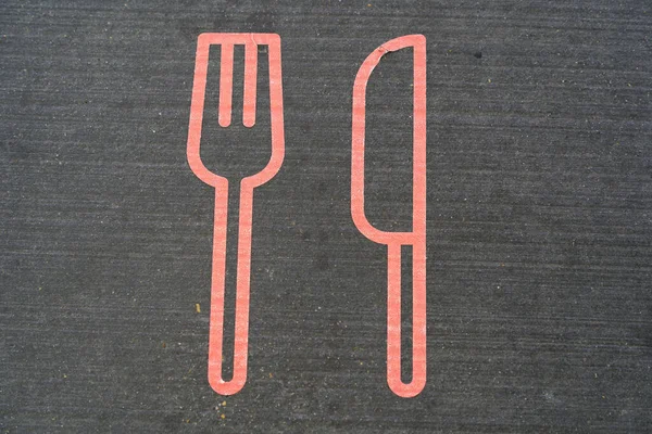 空港の床にフォークやナイフの赤いイラストは レストランへの方向を示すために 写真は2021年7月11日スイス チューリッヒ — ストック写真