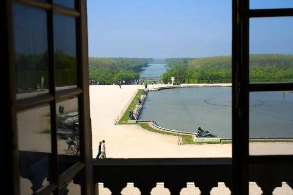 Відкрите Вікно Версальському Палаці Сонячний Весняний День Видом Гарний Сад — стокове фото