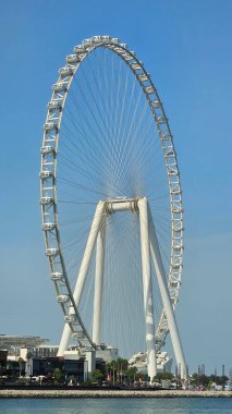Dubai, BAE, 17 Aralık 2025: Blue Sky Day 'de Dubai Ferris Wheel. Ain Dubai gözlem çarkı açık mavi gökyüzüne karşı dimdik duruyor, Dubai 'de panoramik şehir ve deniz manzarası sunuyor.