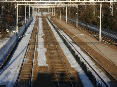 Tren. Mesafe içine uzanan raylar.