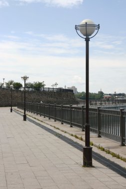 Kentin sahildeki bir elektrik direği.