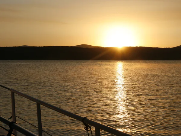 Solnedgången på sjön. — Stockfoto