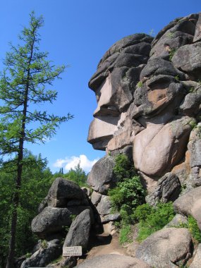 Sibirya'da Stolby doğa kayalarda rezerv.