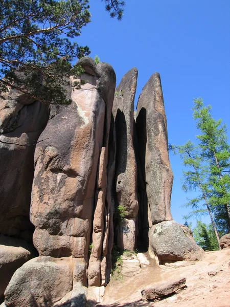 Le rocce nella riserva naturale dello Stolby in Siberia 3 . — Foto Stock