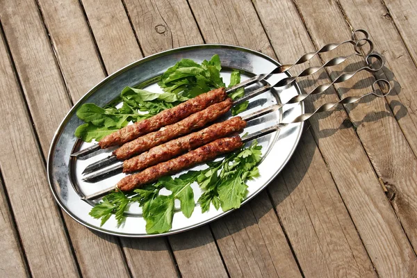 Kebab di carne macinata sul vassoio 2 . — Foto Stock