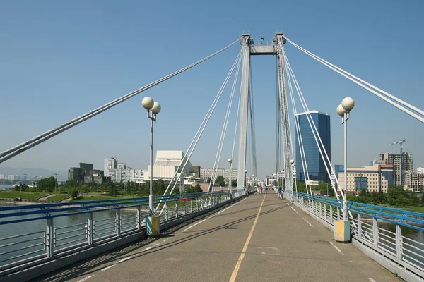 在克拉斯诺雅斯克叶尼塞河斜拉桥桥 — 图库照片