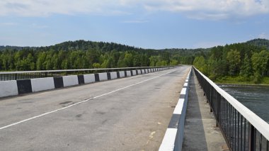 Nehir boyunca geçen yolu.