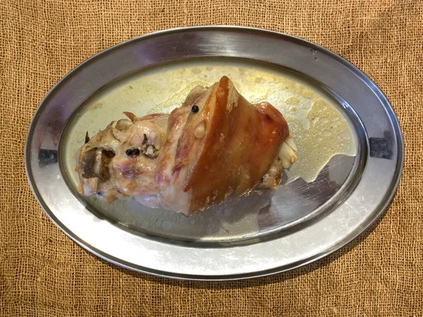 Запечённая свиная кость на металлическом блюде. — стоковое фото