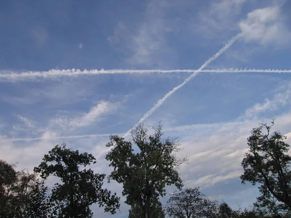 Gökyüzündeki uçağın jet motorunun izleri.. — Stok fotoğraf