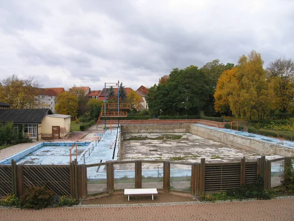 En gammal övergiven pool. Stockbild