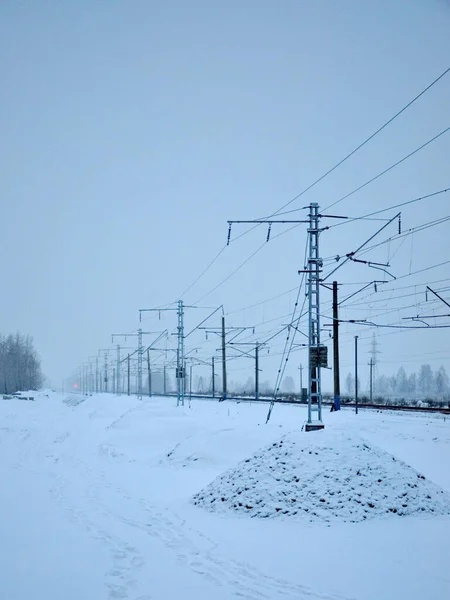 Lignes électriques. Voie ferrée et brouillard hivernal. Photos De Stock Libres De Droits