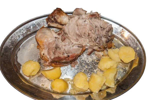 Schweinshaxen und Pellkartoffeln auf einer Metallplatte. — Stockfoto
