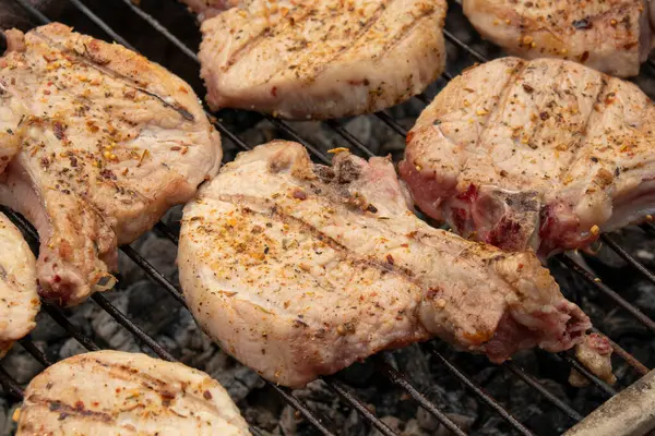 Porco assado entrecote na grelha. — Fotografia de Stock