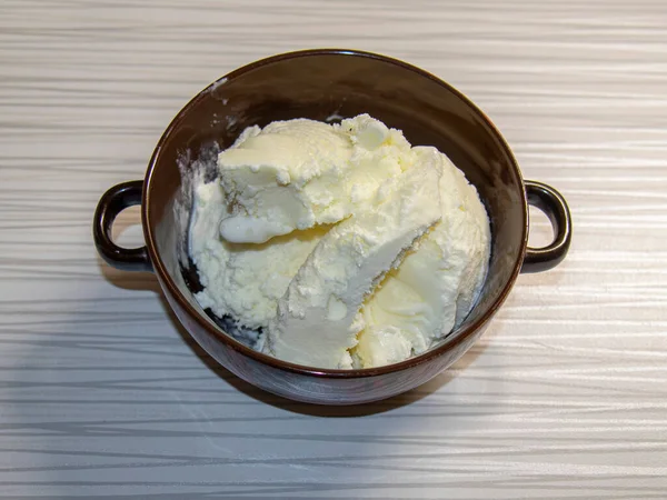 Una porción de helado de crema en una taza de porcelana. — Foto de Stock