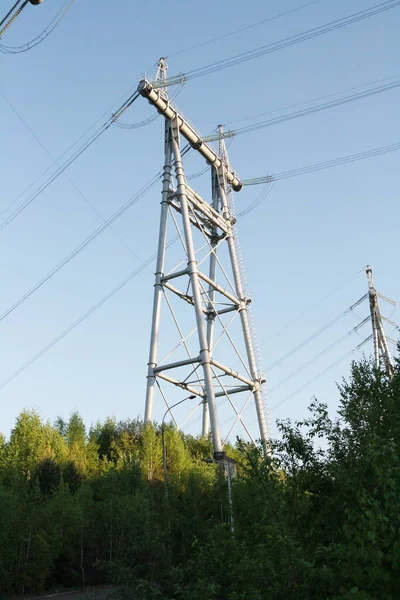 Foto Mostra Uma Série Mastros Alta Tensão Para Transmitir Eletricidade — Fotografia de Stock