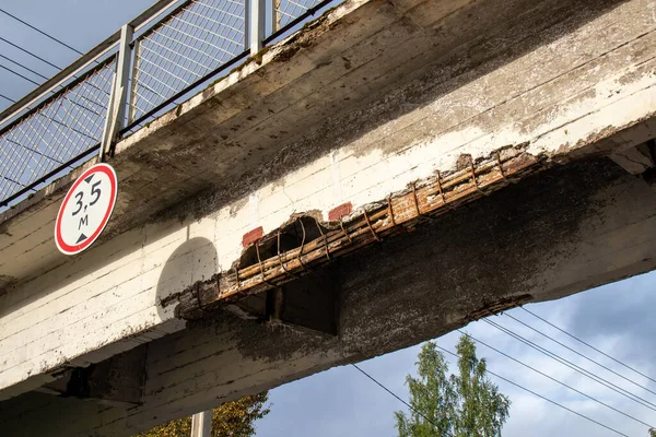 Ábra Viadukt Szerkezeti Meghibásodás Elemeivel Való Nézetét Mutatja Beton Összeomlott Stock Fotó