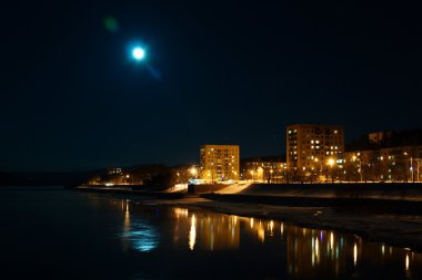 Gece şehir boardwalk.