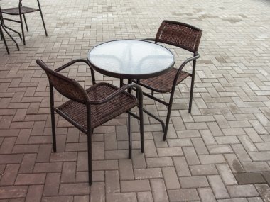 Masa ve sandalyeler kafede..