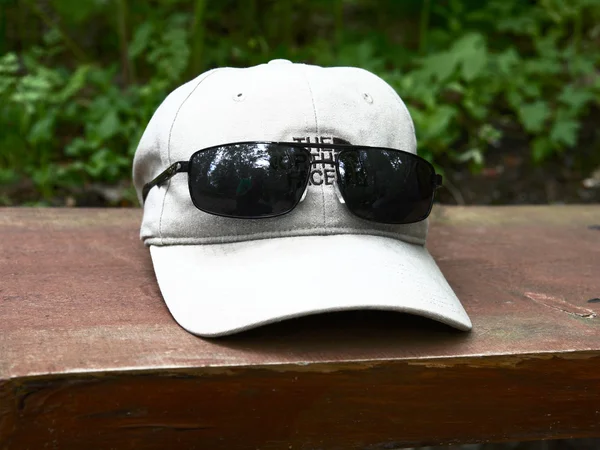 Baseball cap and glasses. — Stock Photo, Image