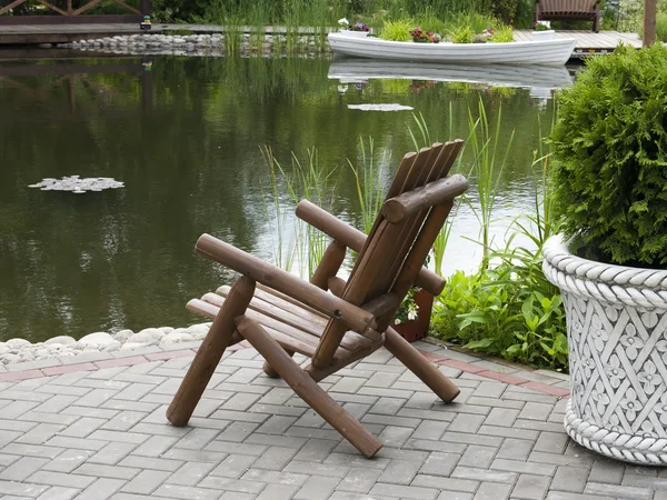 Silla de madera en el parque. —  Fotos de Stock