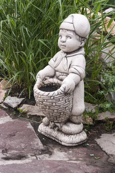 Escultura de un niño en un parque . — Foto de Stock