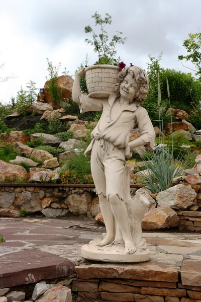 Sculpture d'un garçon dans un parc 3 . — Photo