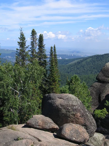 Скелі у тайзі Сибірський. Природний заповідник Stolby. 2 — стокове фото