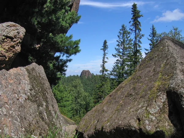 Rocce nella taiga siberiana. La riserva naturale Stolby. 4. — Foto Stock