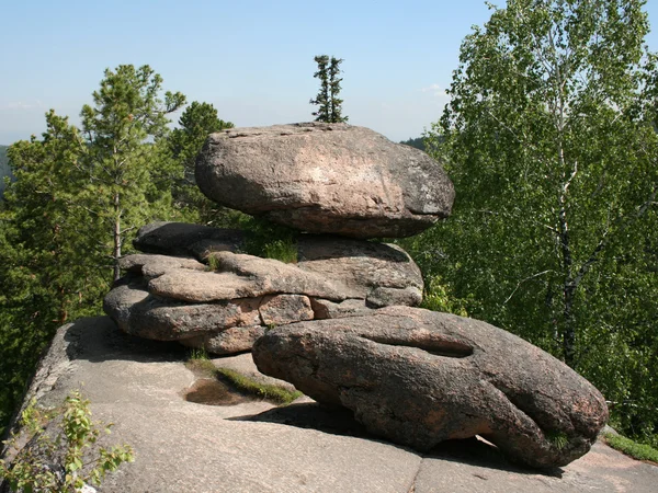 Rocce nella taiga siberiana. La riserva naturale Stolby. 3. — Foto Stock