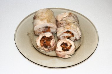 Tavuk rulo bir plaka üzerinde.