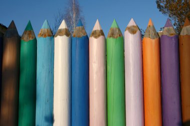 Bir çit boya kalemi yaptı. 3