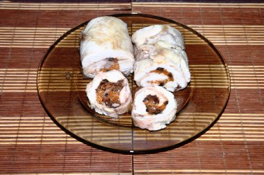 Tavuk rulo bir plaka üzerinde. 2