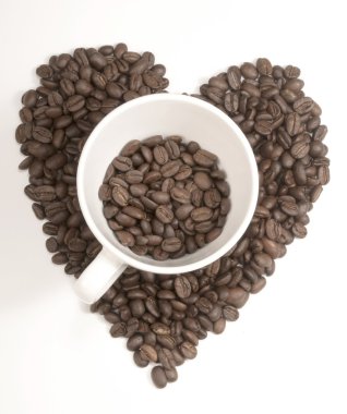 Beyaz fincan kahve çekirdekleri izole